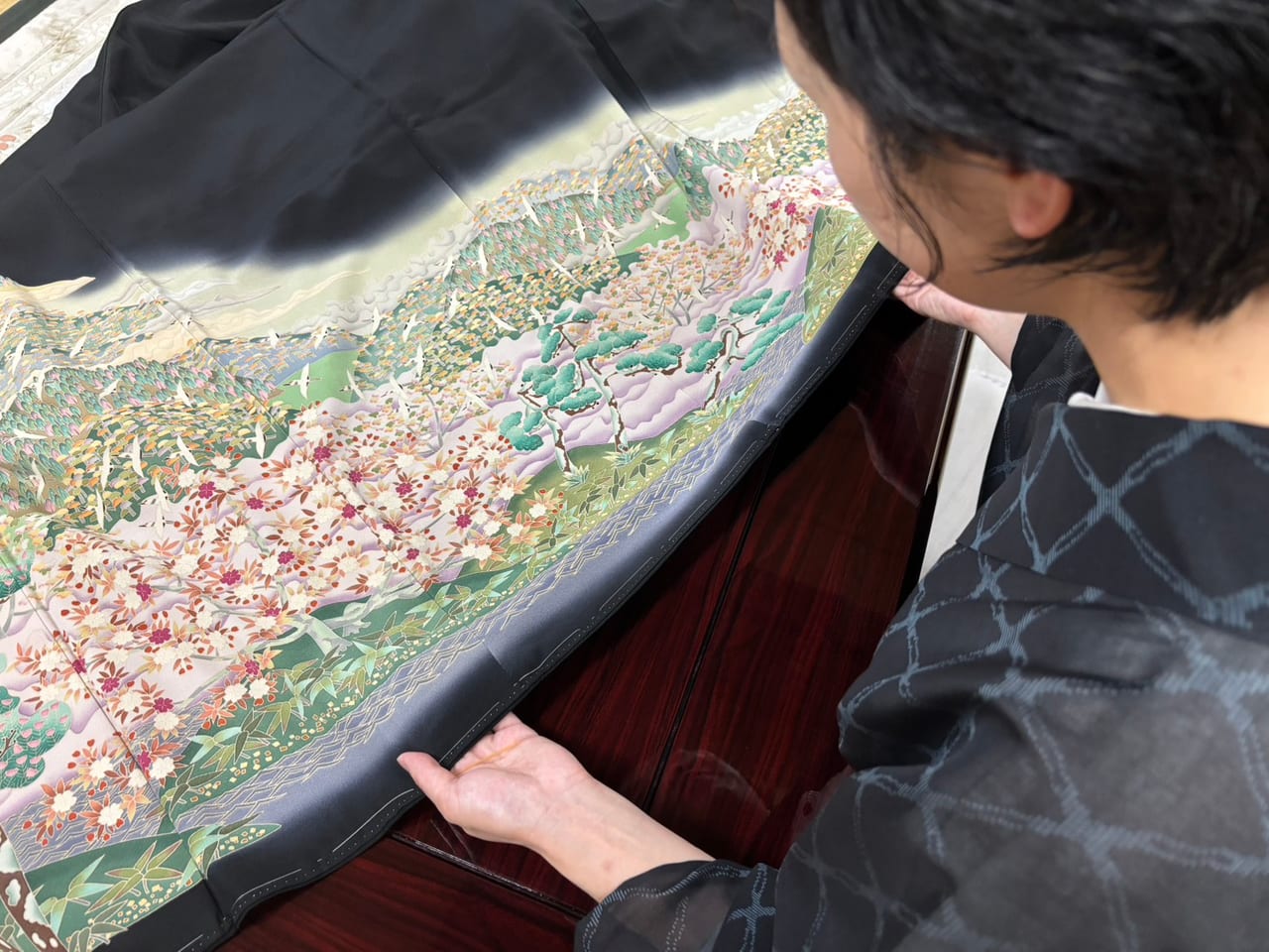 着物を広げて柄や生地の状態を一緒に確認する相談風景
