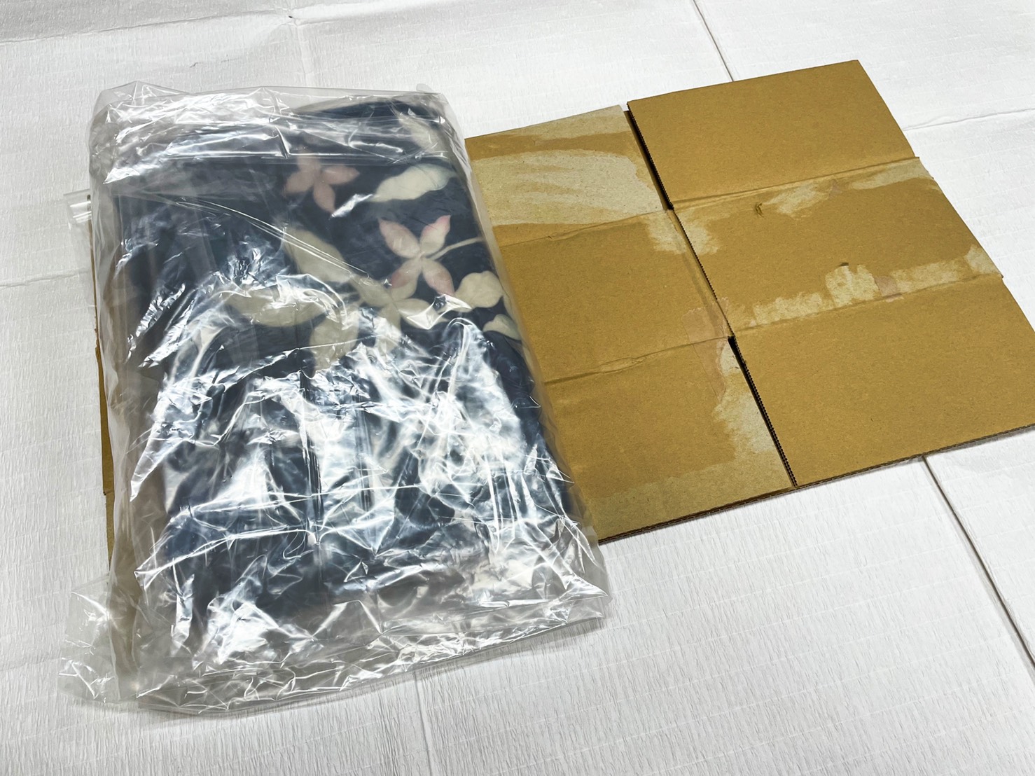 ビニール袋に入れた着物と梱包用の段ボール
