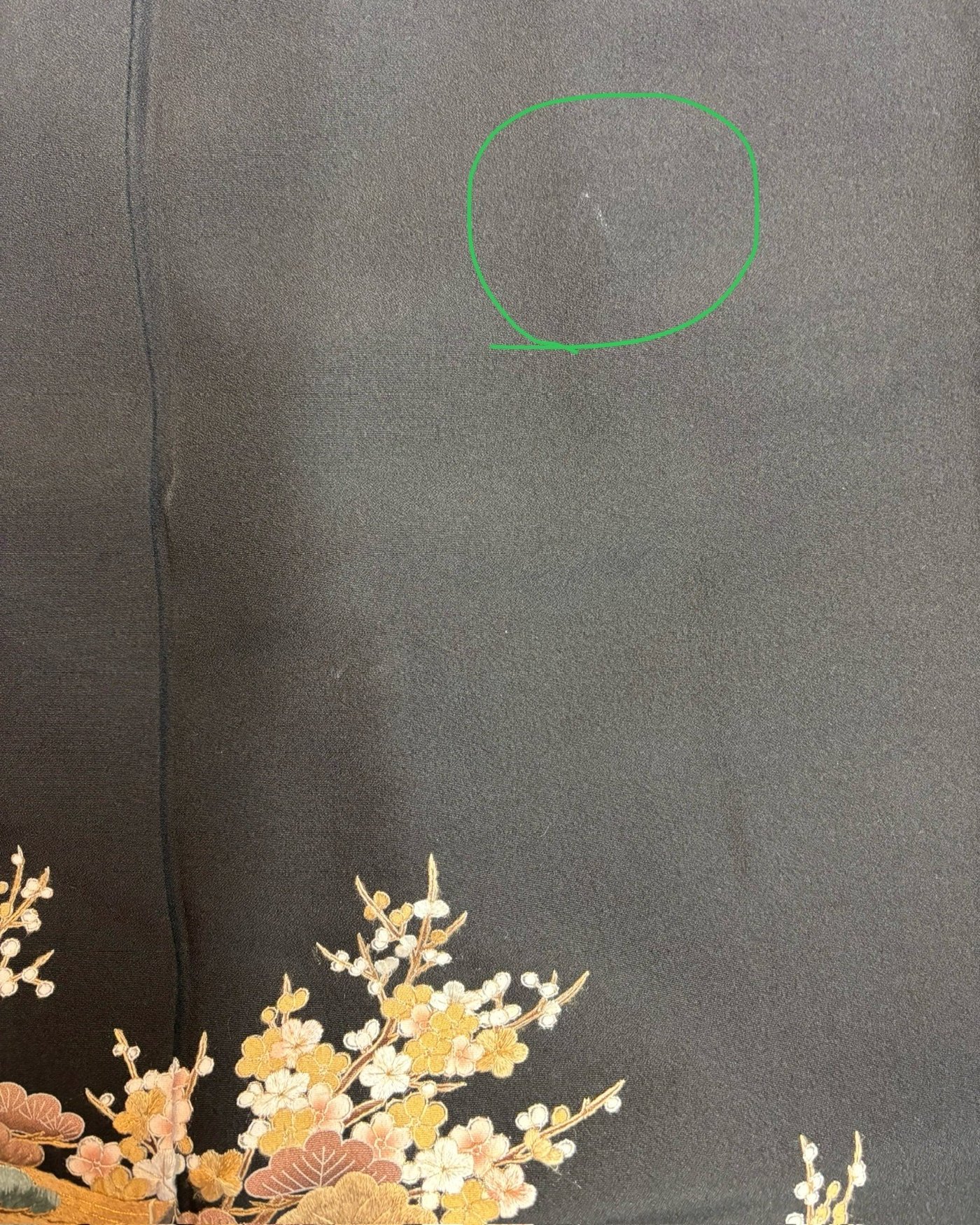 黒留袖全体に点在する白い汚れの処置前写真
