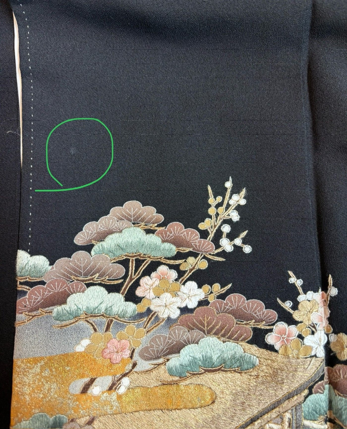 黒留袖の白い汚れを示した処置前写真