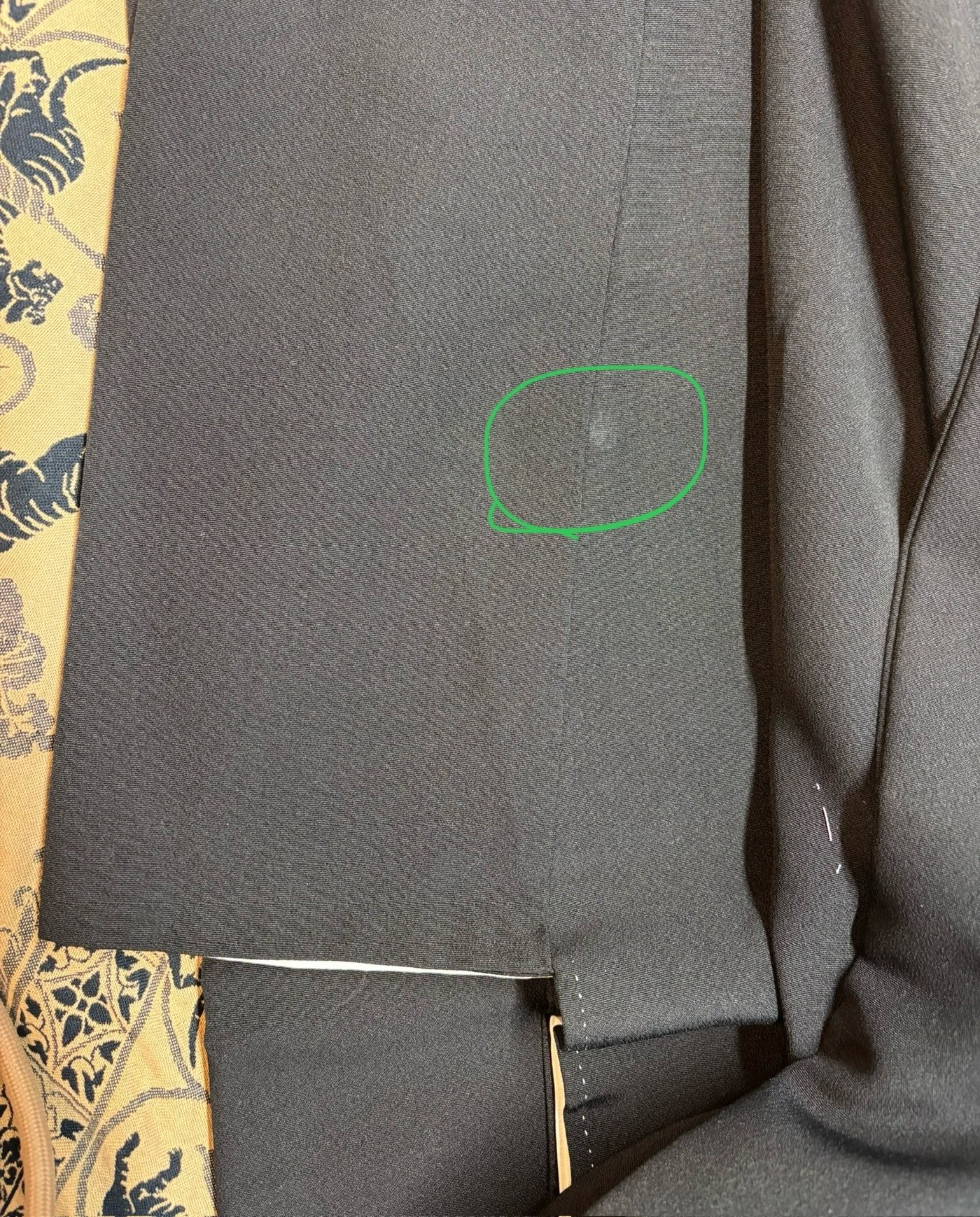 黒留袖の袖付近の汚れを示した処置前写真