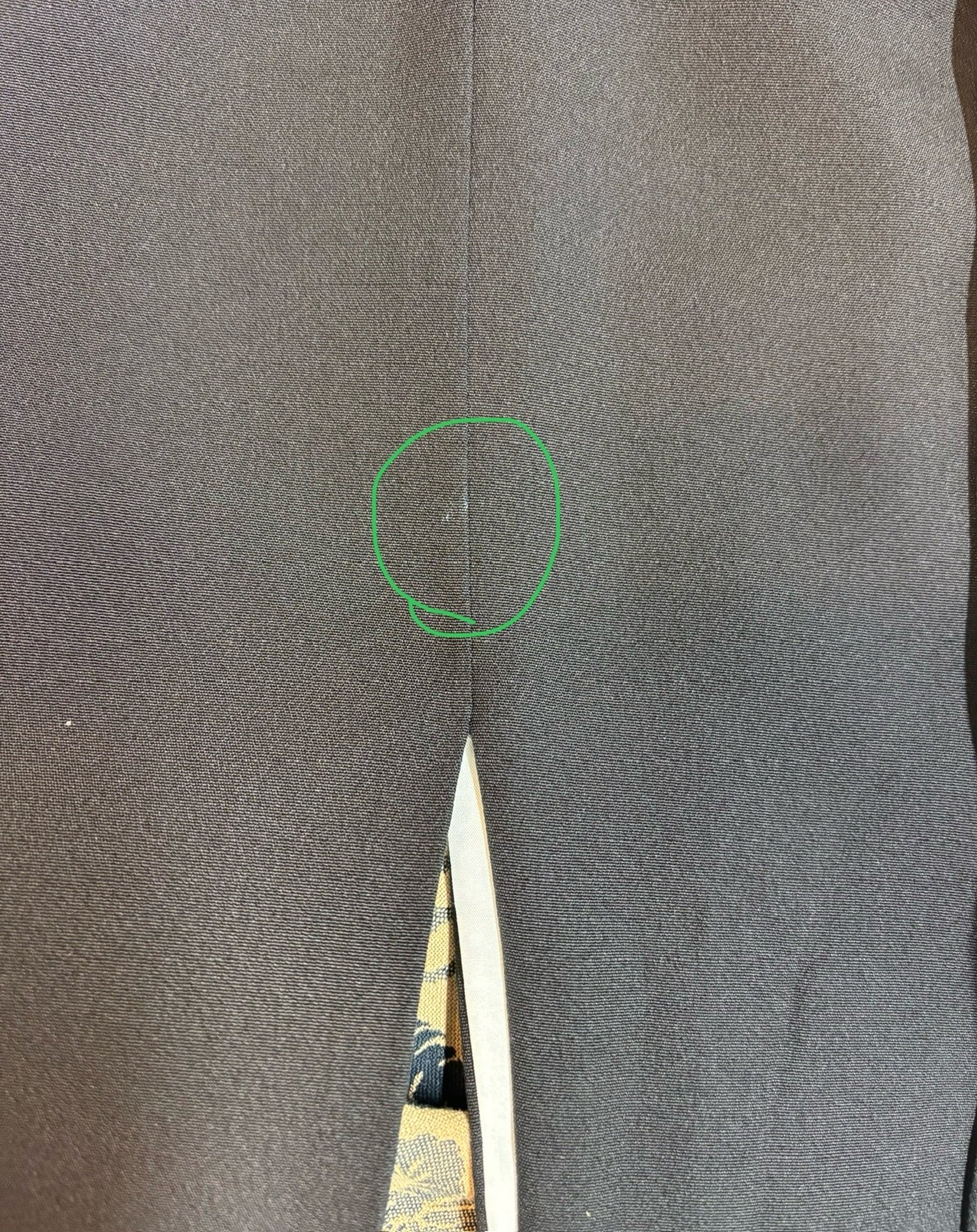 黒留袖の柄付近に見られた汚れの処置前写真