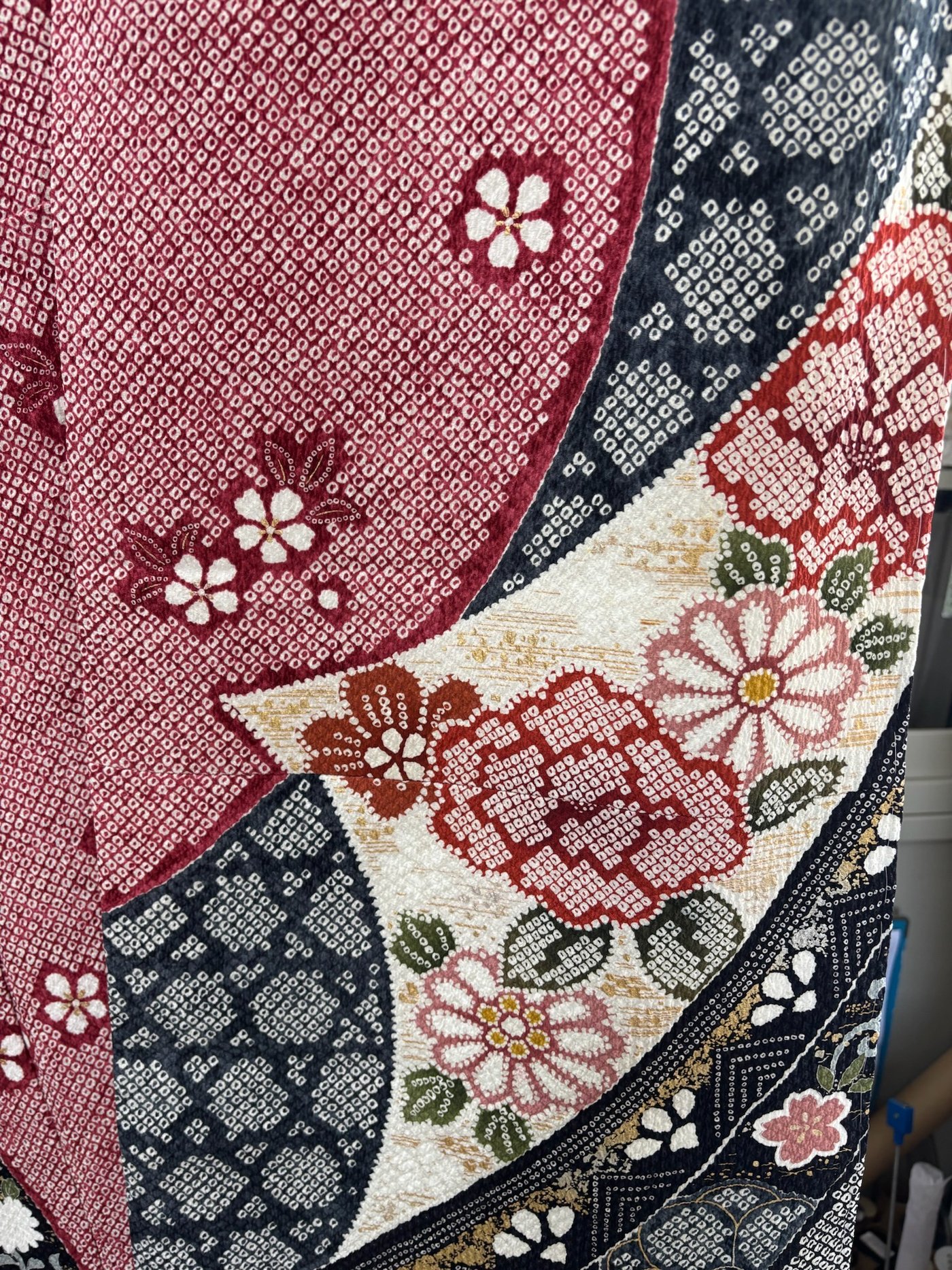 柄を合わせてつないだ絞りの振袖の袖部分