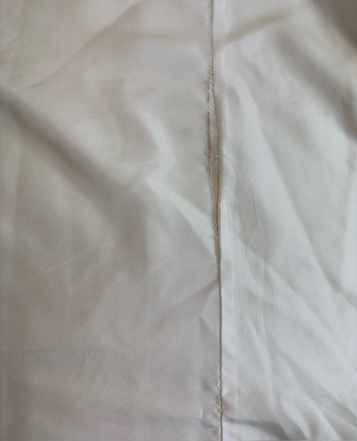 長襦袢の衿周りに出た斑点状のシミの処置前写真
